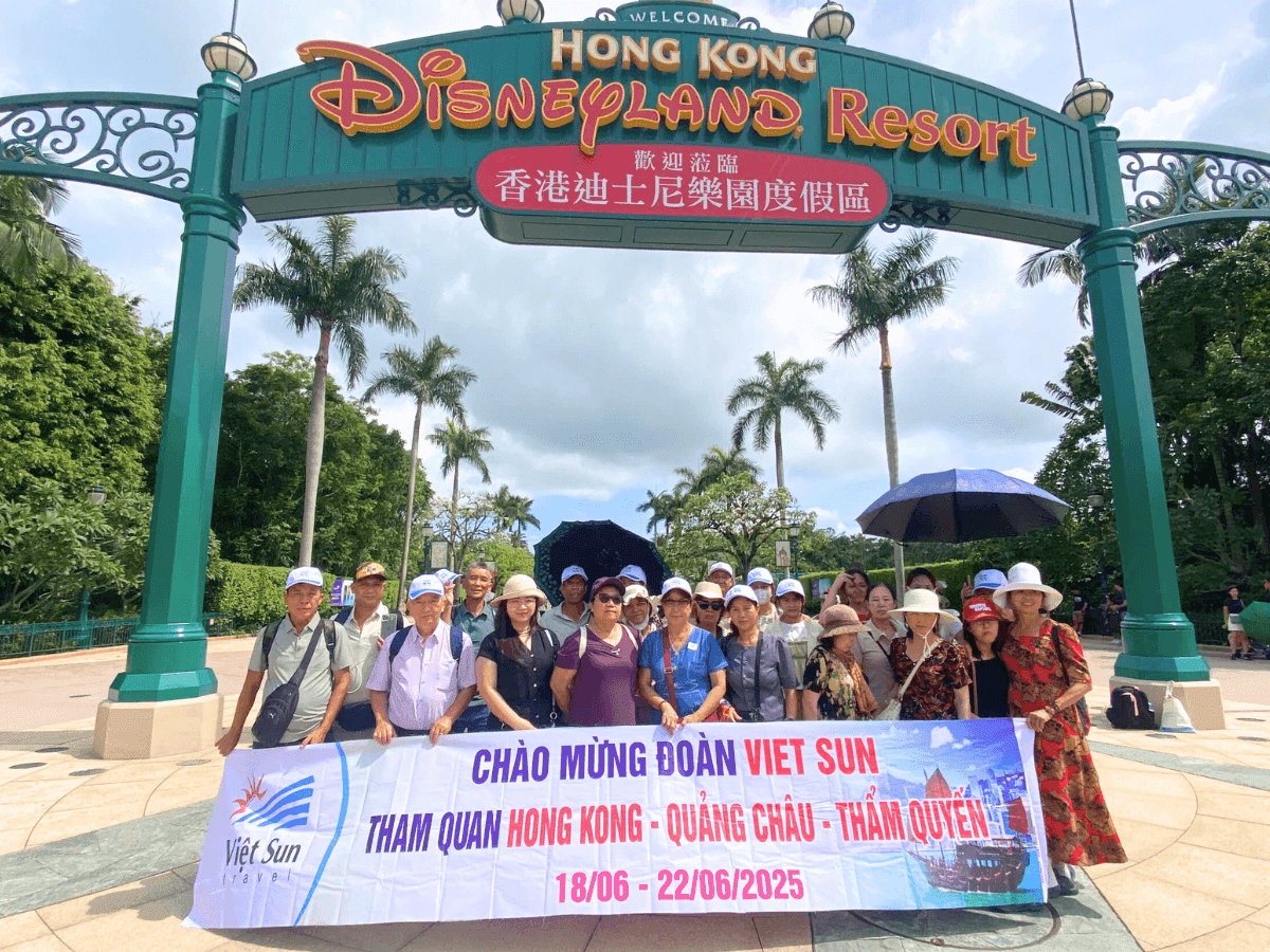 đoàn khách Viet Sun Travel check in hongkong disneyland