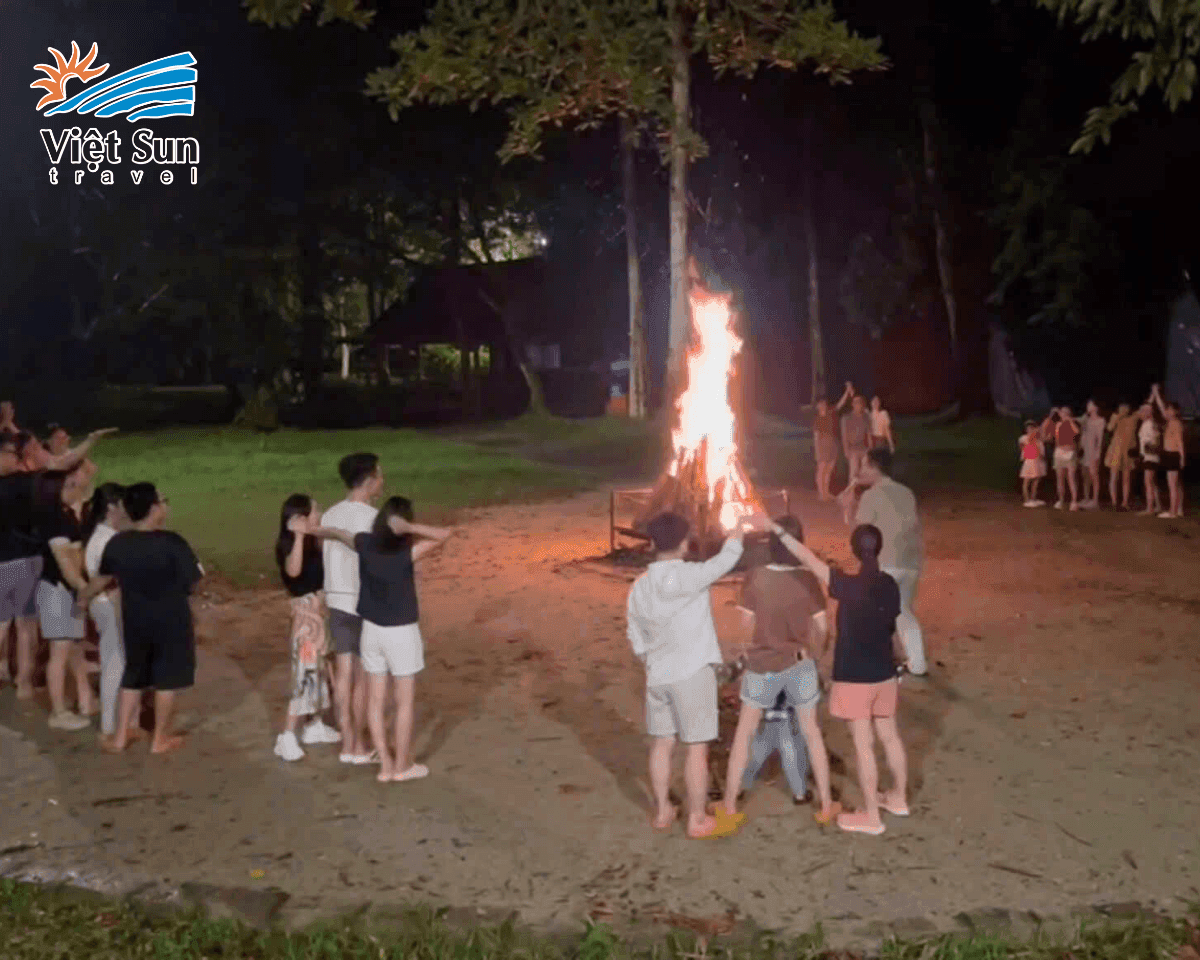 khách Tour Viet Sun đốt lửa trại