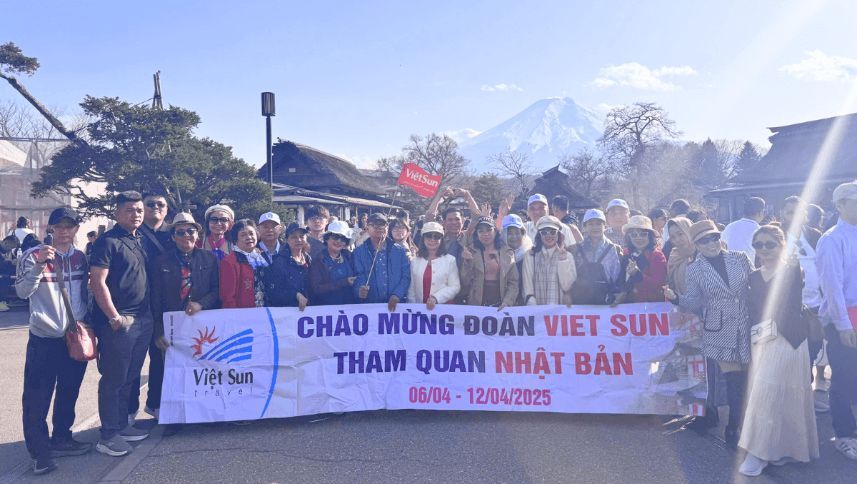 Đoàn khách Viet Sun Check in Làng Cổ Oshino Hakkai