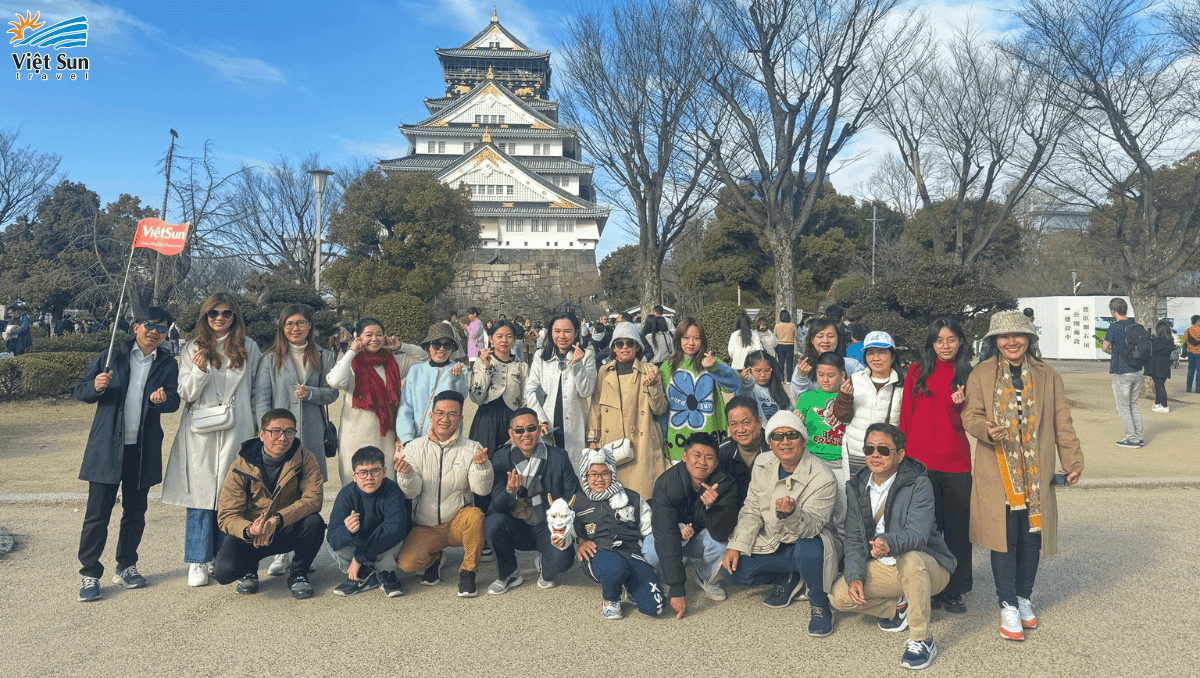 Đoàn khách Viet Sun Travel check in lâu đài Osaka