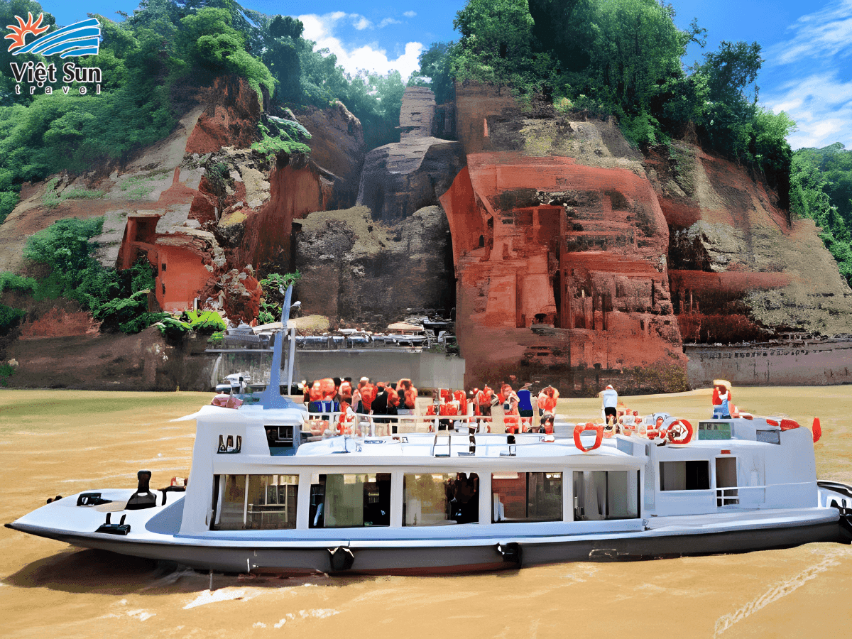 ngồi thuyền tham quan Lạc Sơn Đại Phật.png