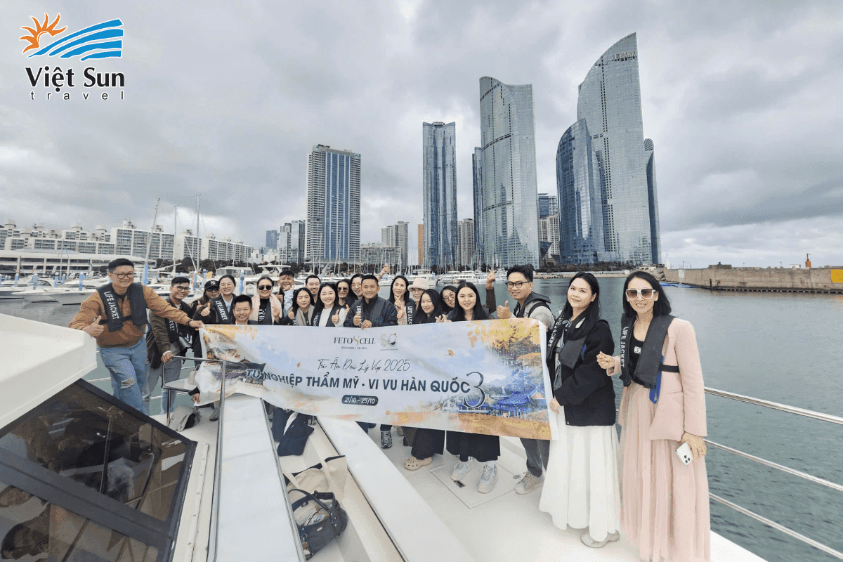 Khách đoàn Viet Sun Travel check in du thuyền Yacht ngắm nhìn toàn cảnh Busan