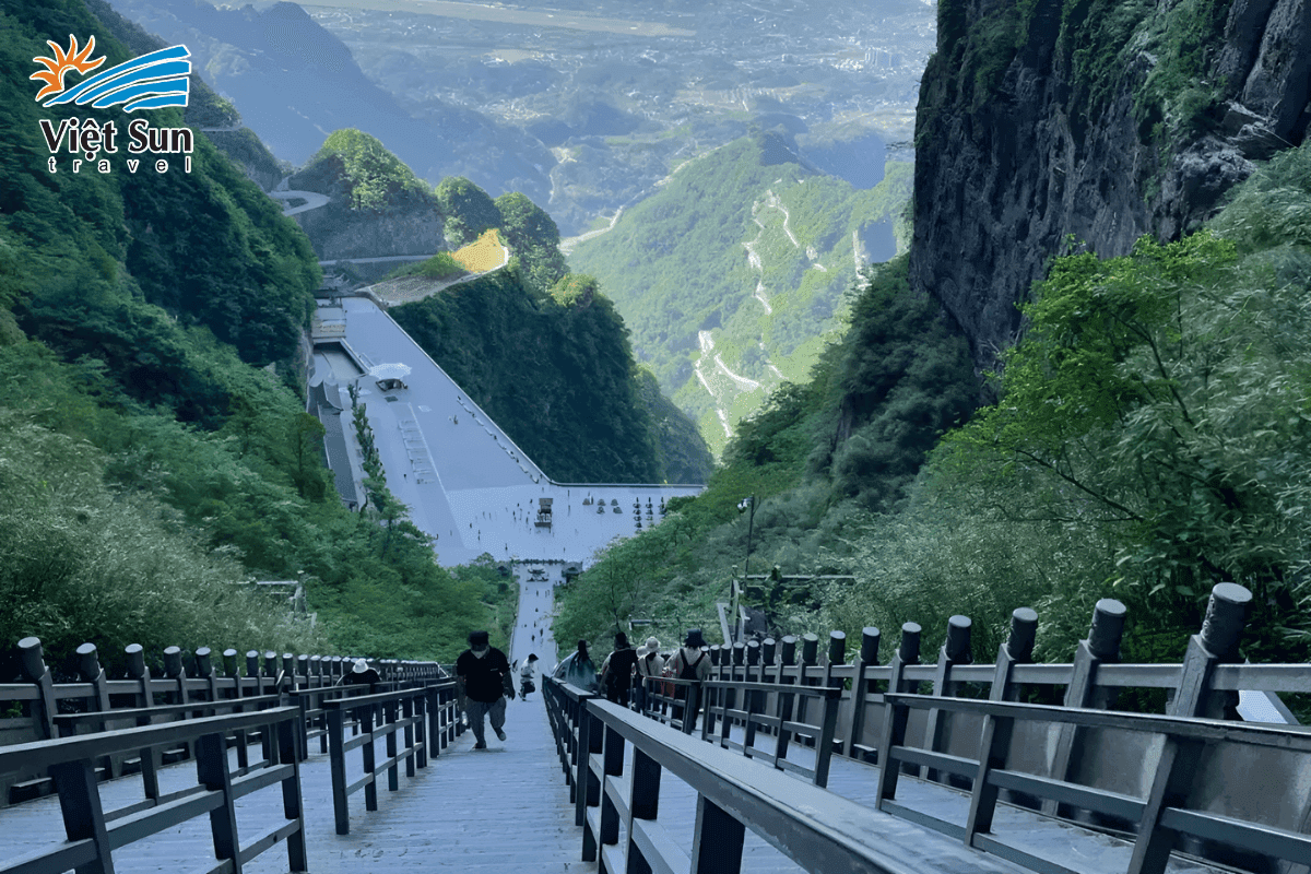 999 bậc thang đá lên Động Thiên Môn, biểu tượng linh thiêng của thiên giới