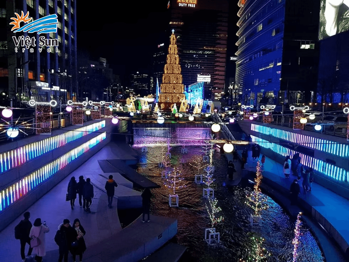 Ánh sáng lễ hội lung linh bên suối Cheonggyecheon mùa đông