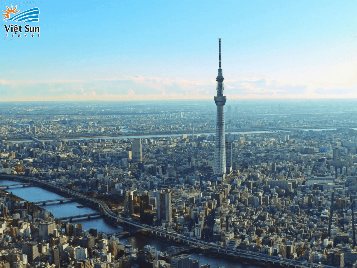 Ảnh toàn cảnh Tokyo Skytree giữa thành phố.png