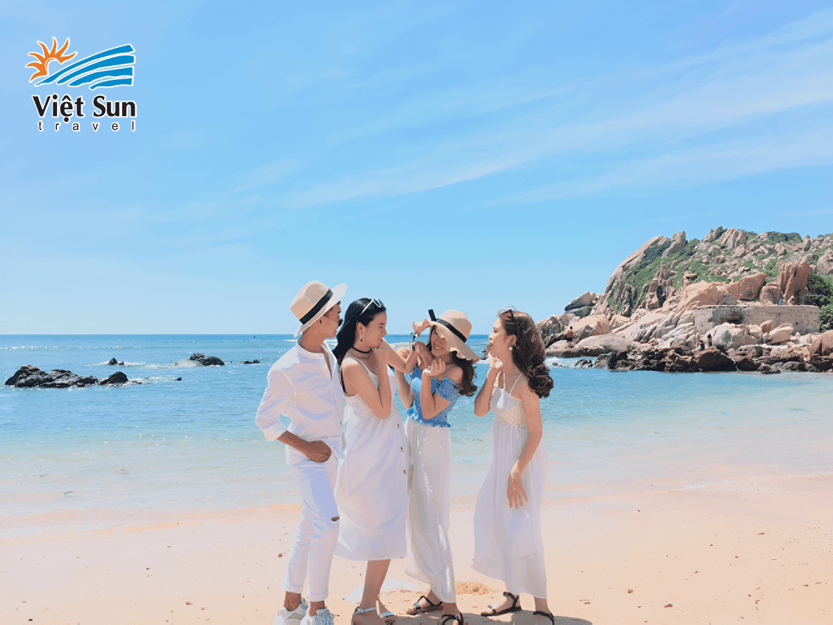 Bãi biển Hồng Vàn với làn nước xanh ngọc và bờ cát mịn như kem