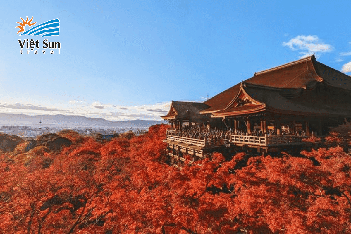 Ban công gỗ nổi tiếng tại đền Kiyomizu-dera Kyoto.