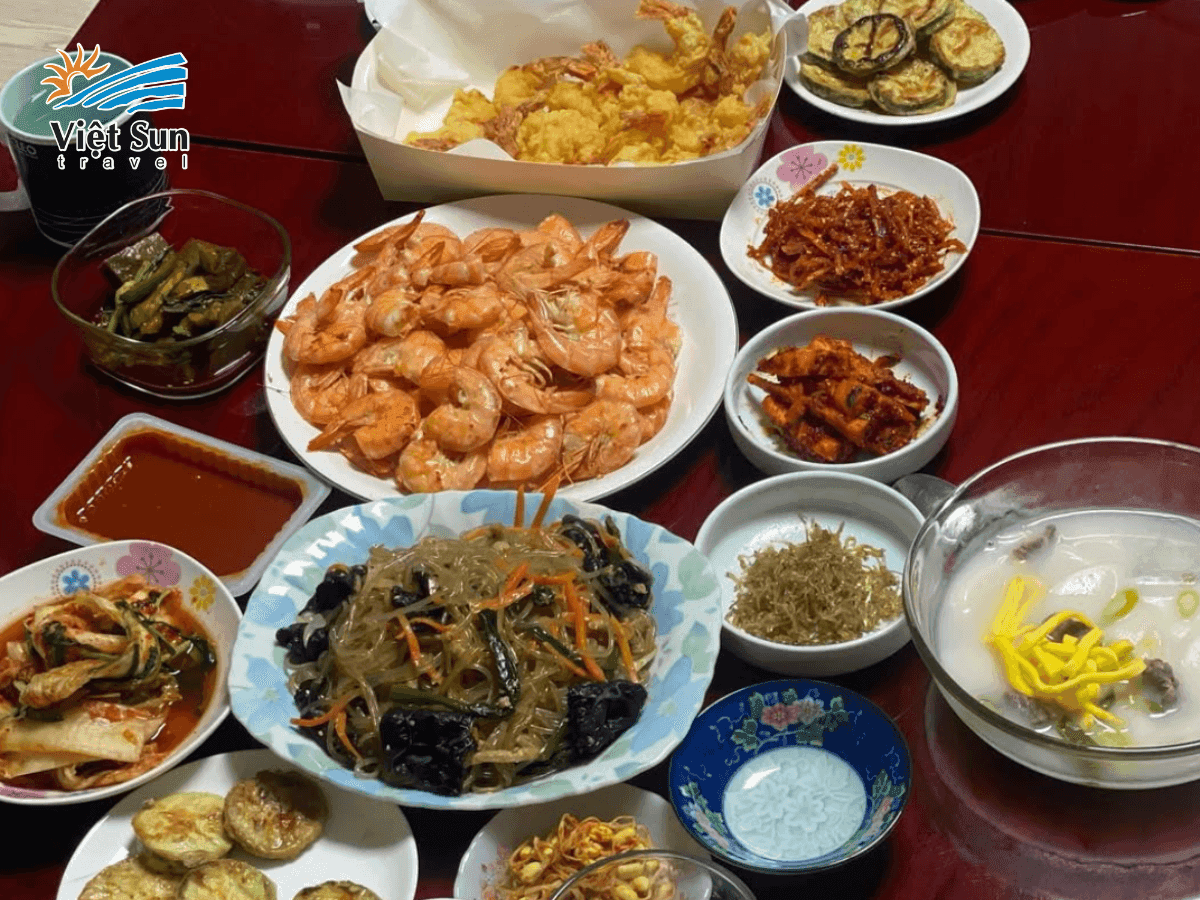 Bàn tiệc Tết truyền thống Hàn Quốc với Mandoo, Japchae và Jeon
