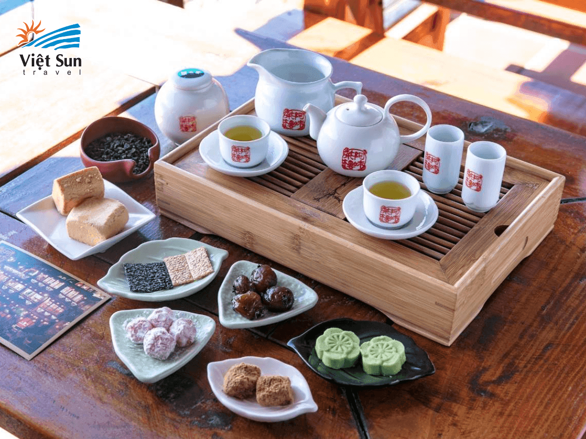 Bàn trà gỗ cổ kính bên cửa sổ nhìn ra dãy núi mờ sương