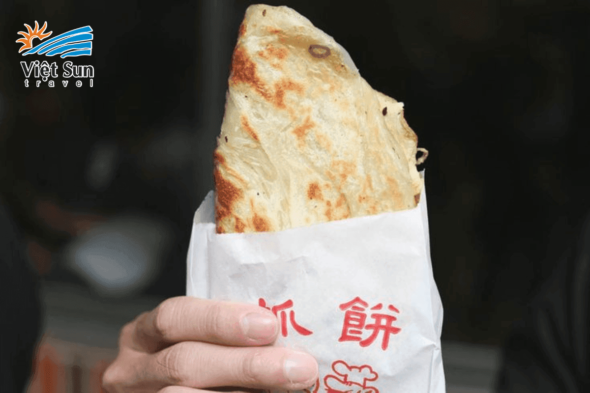 Bánh hành Đài Loan chiên giòn với lớp hành xanh xen giữa.