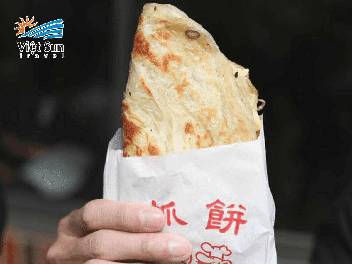 Bánh hành chiên vàng giòn tại một quầy hàng ở chợ.