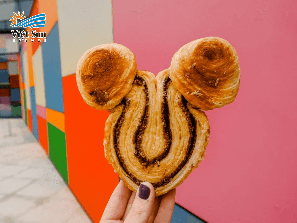 Bánh socola Mickey cực xinh tại Disneyland Shanghai