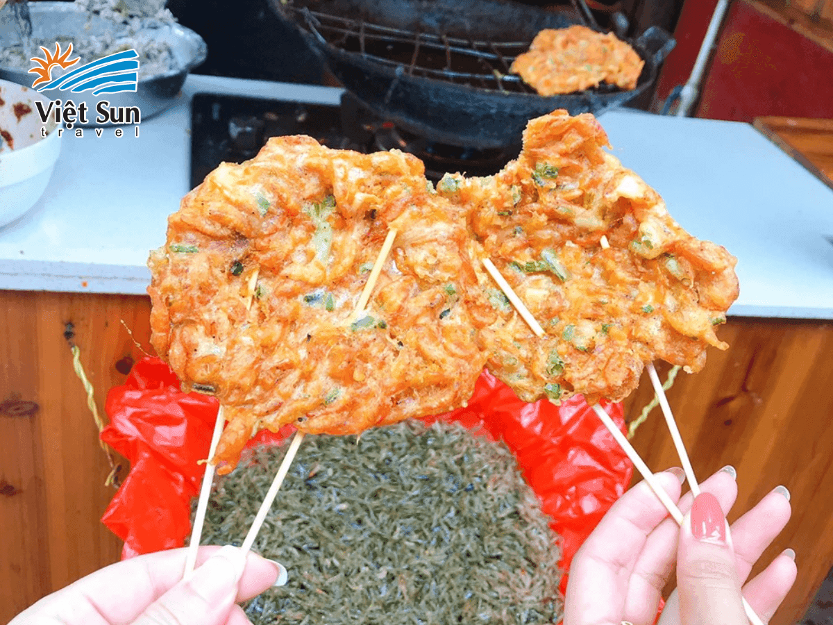 Bánh tép chiên giòn – món ăn vặt ngon “đỉnh” của Phượng Hoàng Cổ Trấn