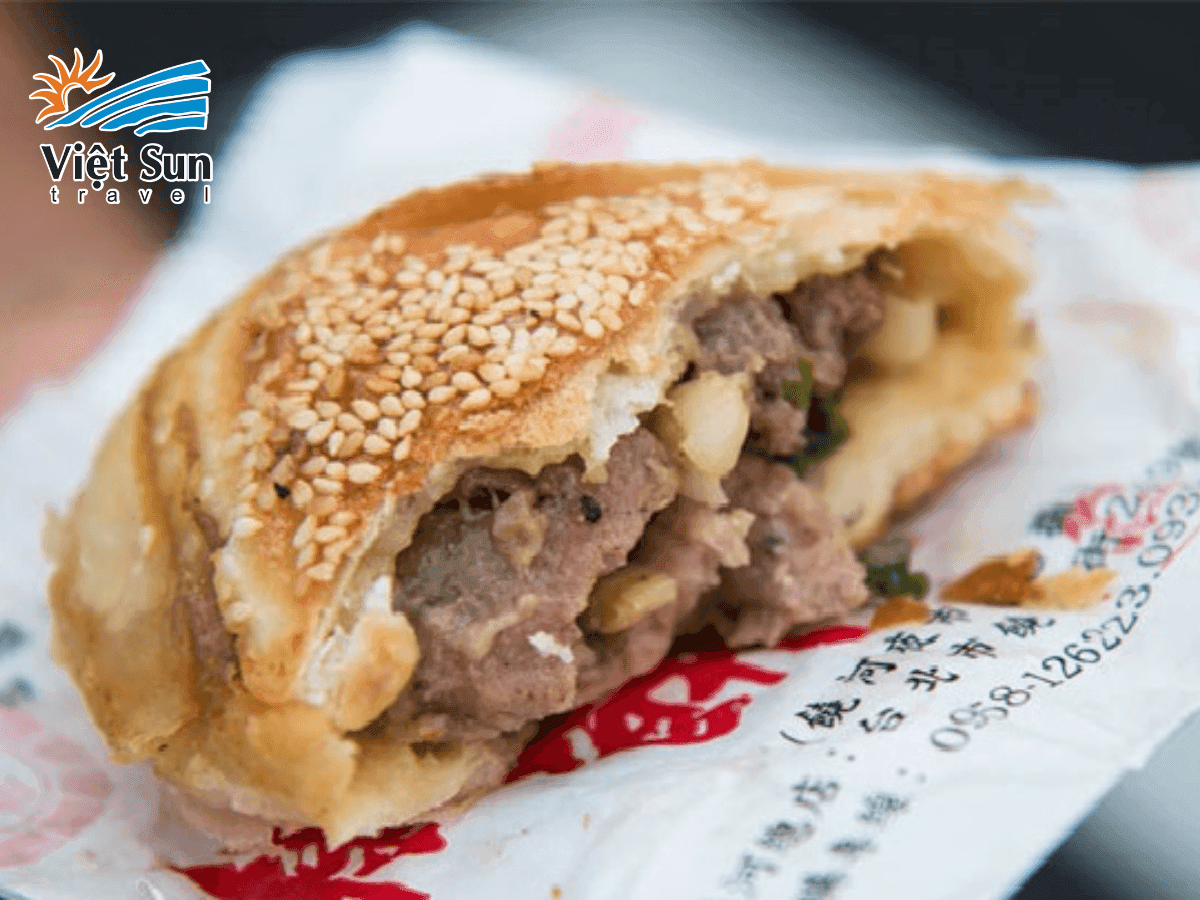 Bánh tiêu giòn tan, hơi ngọt kết hợp trứng chiên ấm áp - một lựa chọn nhẹ nhàng cho ăn khuya ở Đài Loan