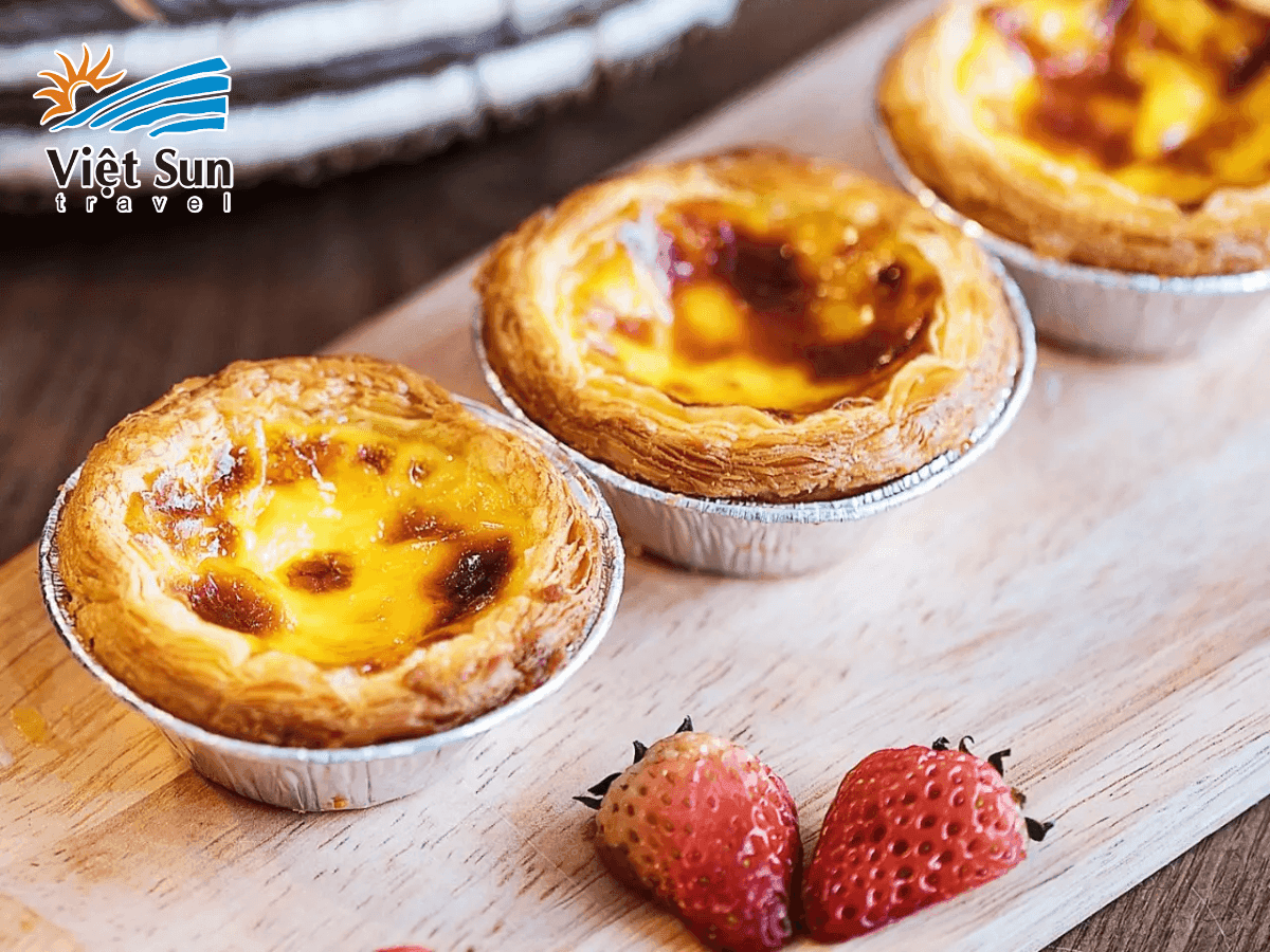 Bánh trứng vàng ruộm, vỏ giòn xốp, vừa ra lò thơm lừng