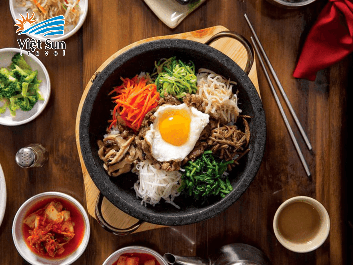 Bibimbap truyền thống với rau củ tươi ngon và trứng vàng ươm
