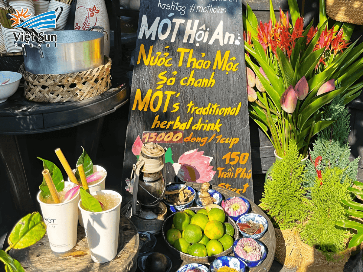 Biển hiệu quán Mót với nét chữ thư pháp đặc trưng