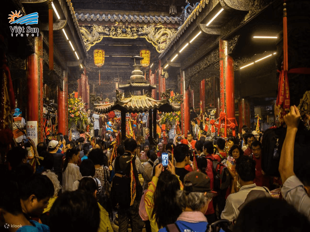 Biển người hành hương trong ánh sáng rực rỡ ban đêm