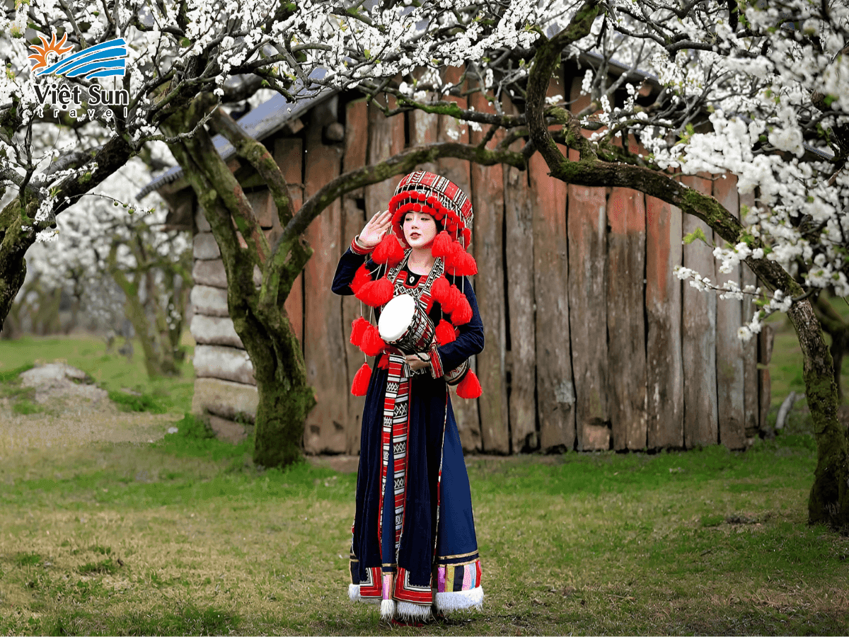 Bộ trang phục dân tộc Tây Bắc với họa tiết thổ cẩm rực rỡ