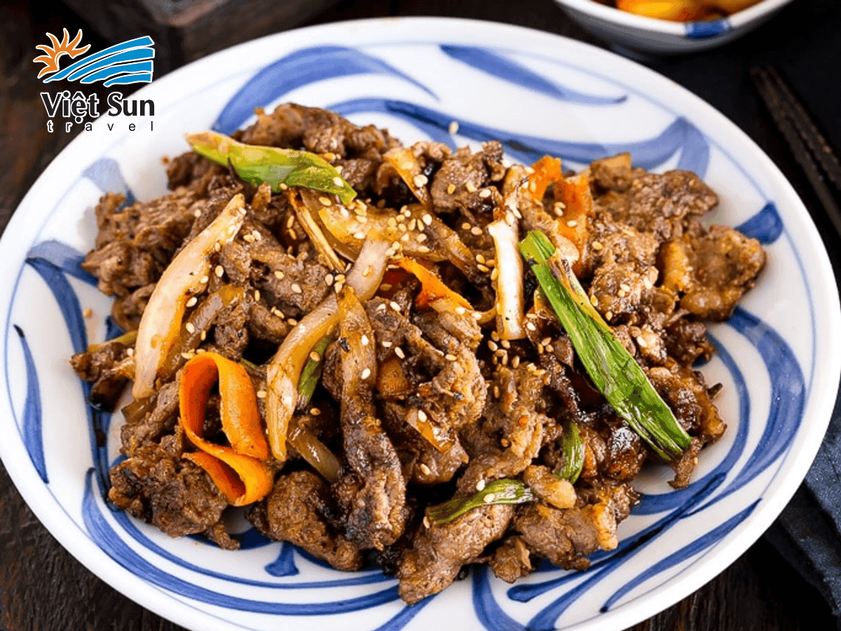 Bulgogi thịt bò ướp gia vị nướng trên than hoa thơm phức