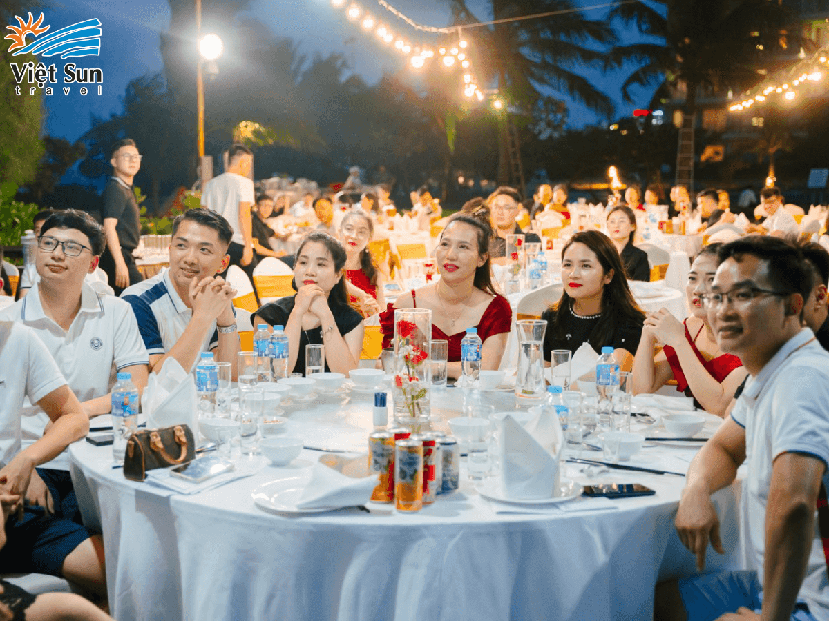 Khán giả chăm chú nghe MC giới thiệu chương trình