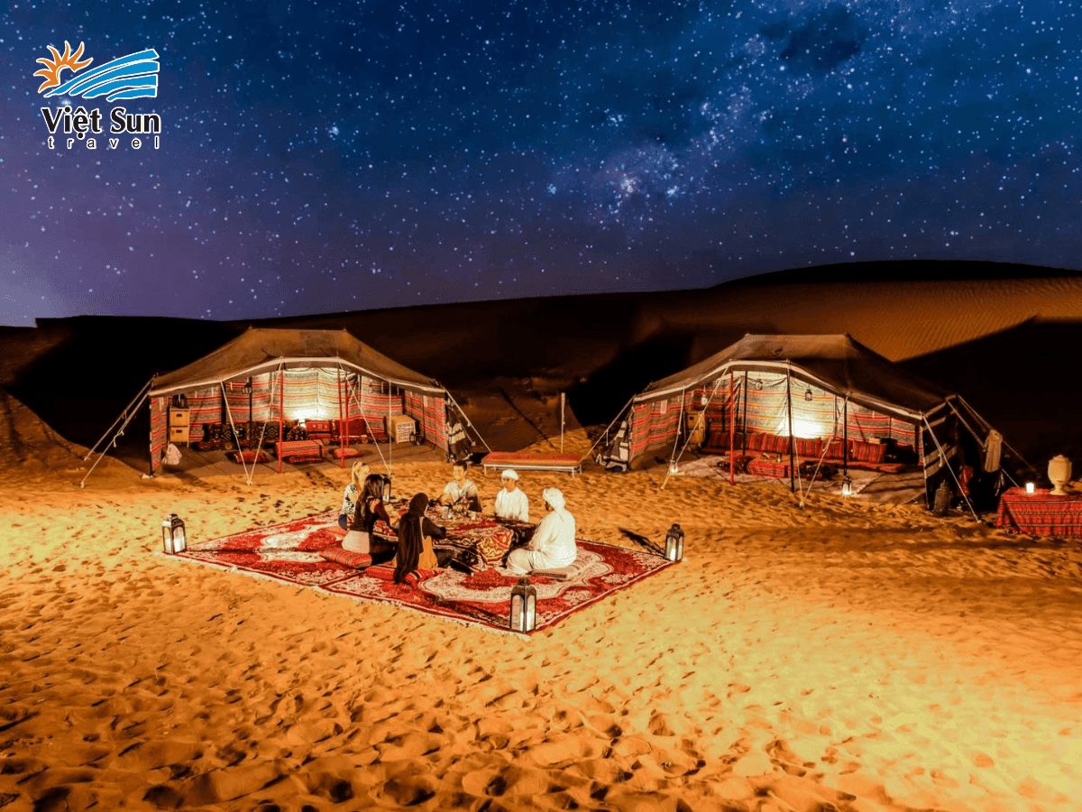 Buổi tối sôi động với tiệc nướng BBQ và các tiết mục múa truyền thống tại sa mạc Dubai