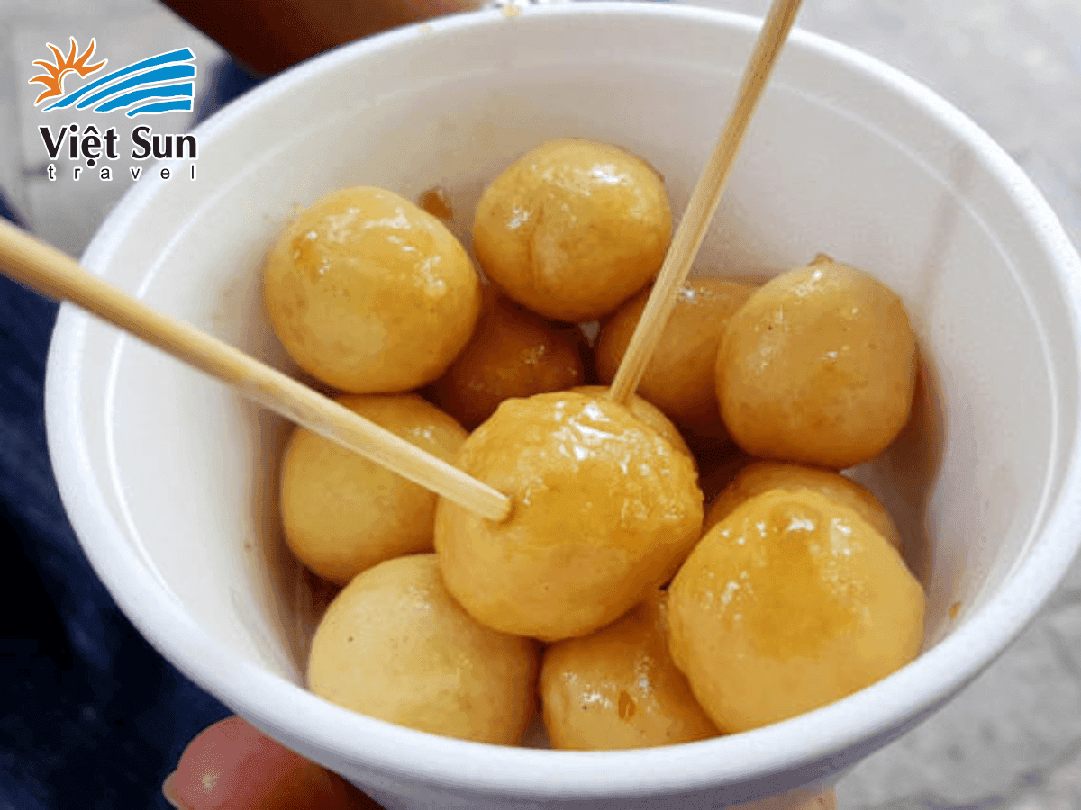 Cá viên xiên que thấm đẫm sốt cà ri vàng óng hấp dẫn