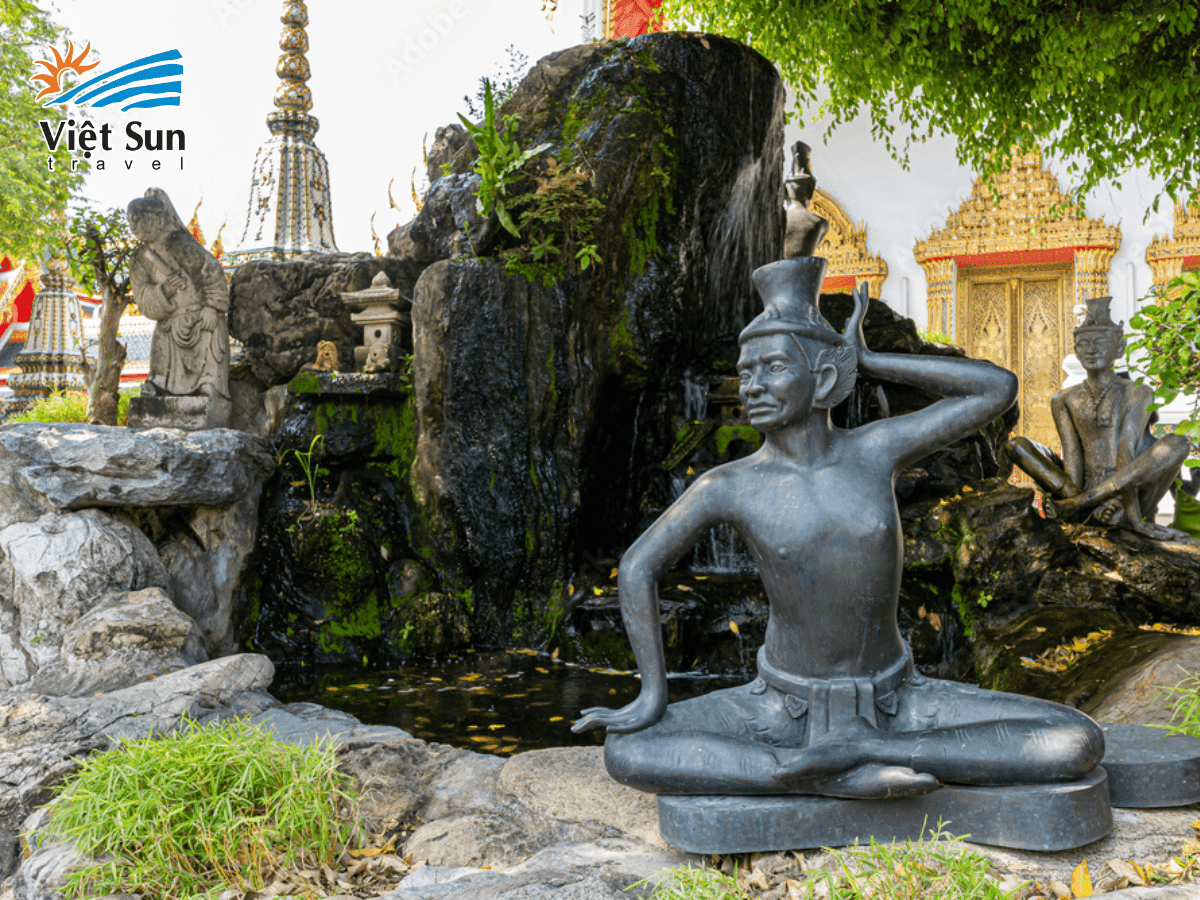 Các bia đá tại Wat Pho lưu giữ những kiến thức về massage Thái cổ truyền từ thời kỳ xưa