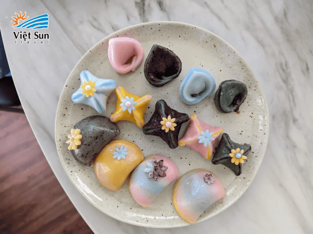 Các loại bánh gạo và trái cây tươi ngon trong ẩm thực Hàn Quốc mùa xuân