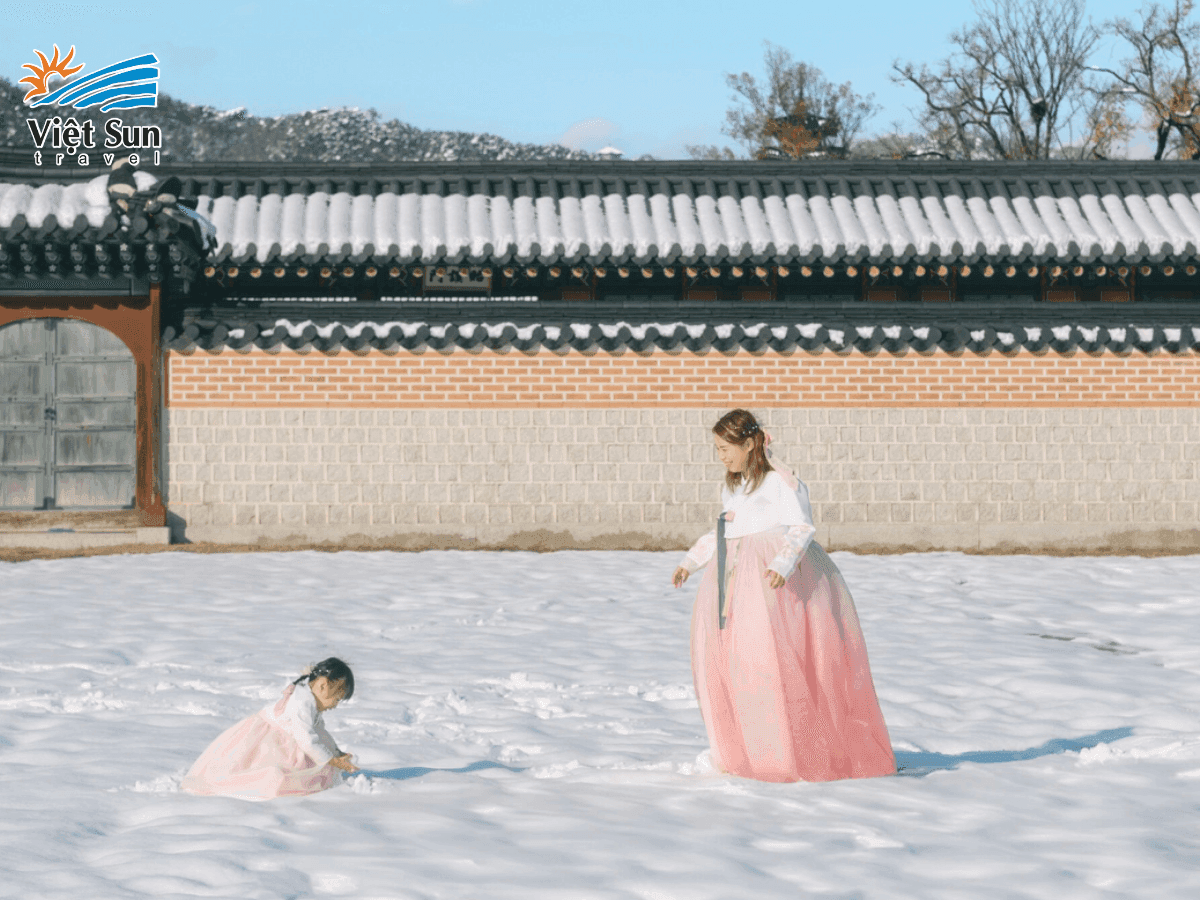 Cảnh Phúc Cung mùa đông trầm lặng với lớp tuyết phủ trắng cổ kính