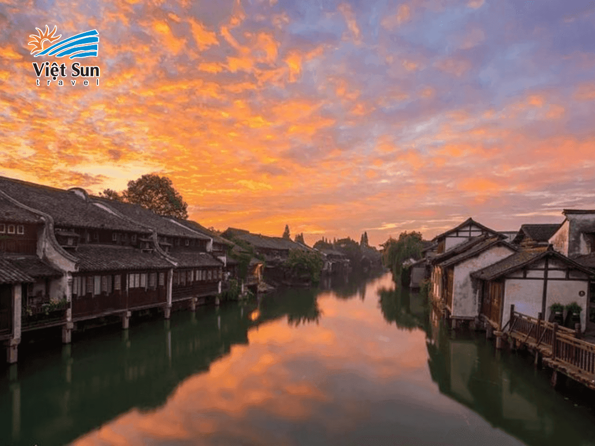 Cảnh hoàng hôn buông xuống trên mặt nước yên bình của Đại Vận Hà tại Hàng Châu