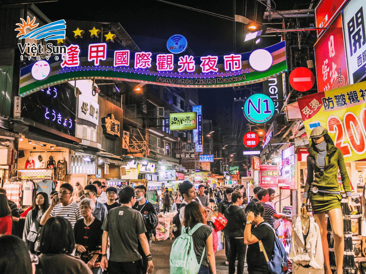 Cảnh nhộn nhịp buổi tối tại chợ đêm Phùng Giáp