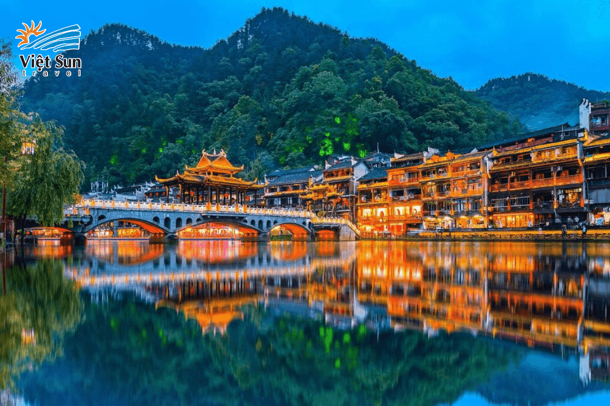 Cảnh sông nước yên bình và kiến trúc gỗ truyền thống tại Phượng Hoàng cổ trấn