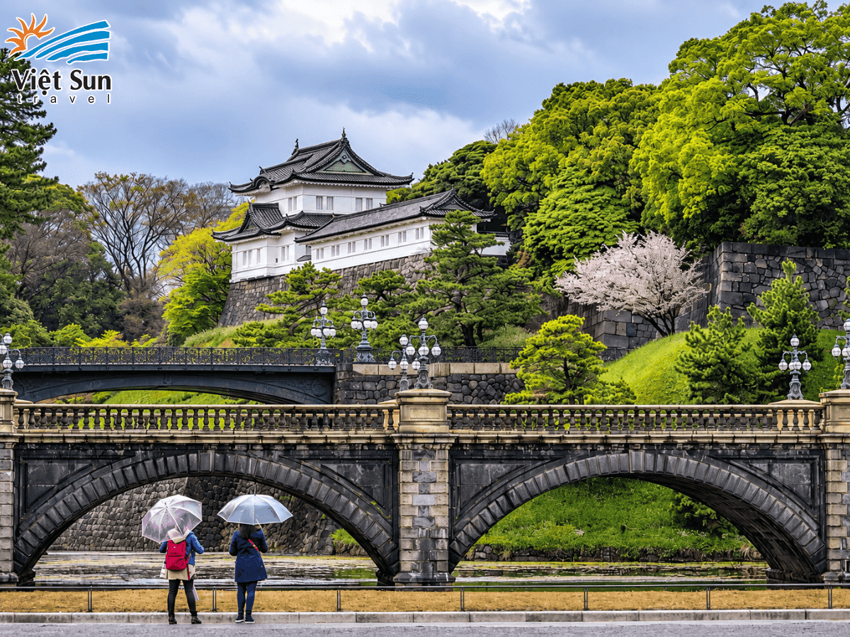Cầu Nijubashi và khung cảnh hào nước Hoàng Cung Tokyo