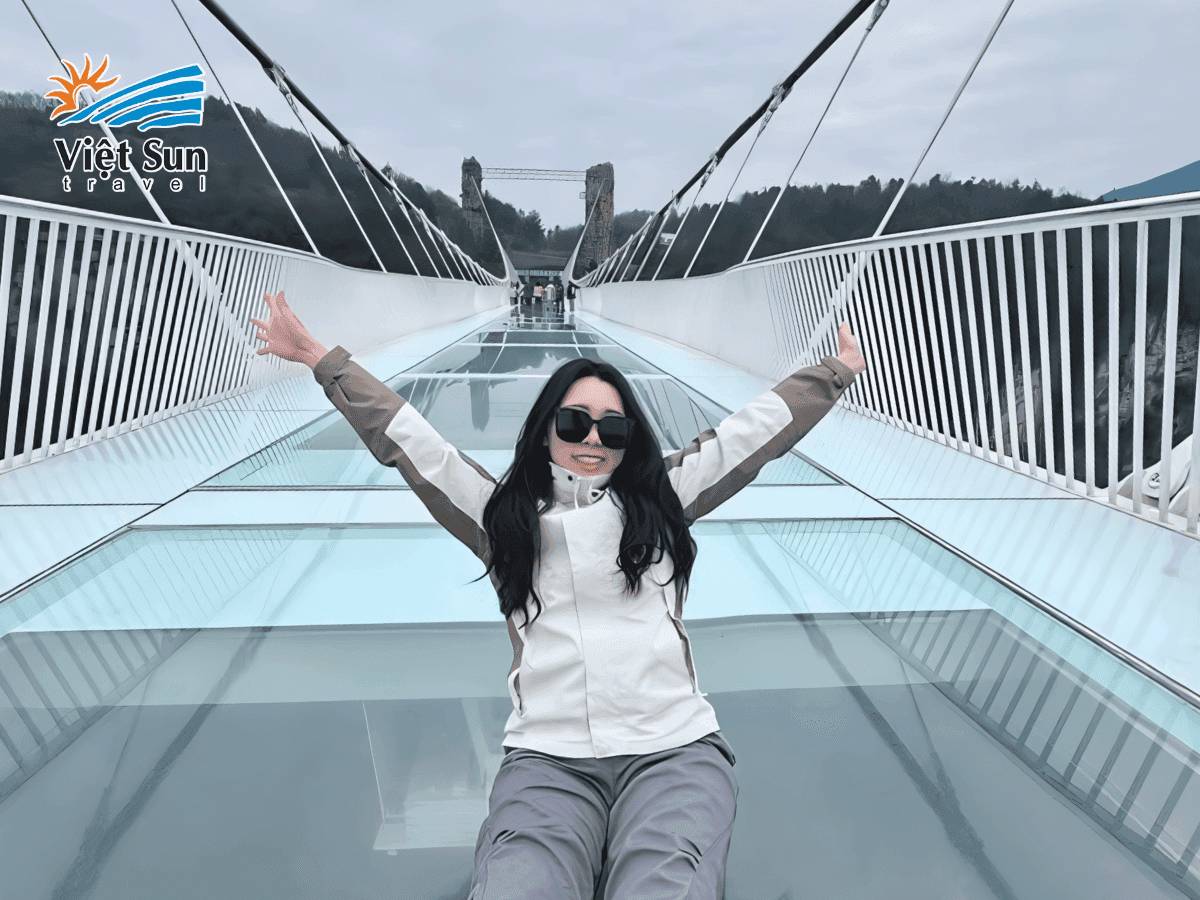 Cầu kính Trương Gia Giới – bước chân giữa trời trên núi Viên Gia Giới