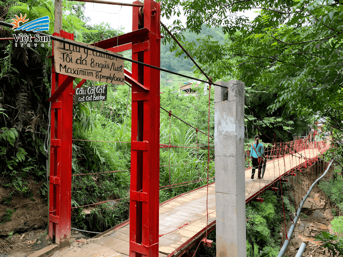 Cầu treo Cát Cát nép mình giữa thiên nhiên hoang sơ và núi rừng hùng vĩ