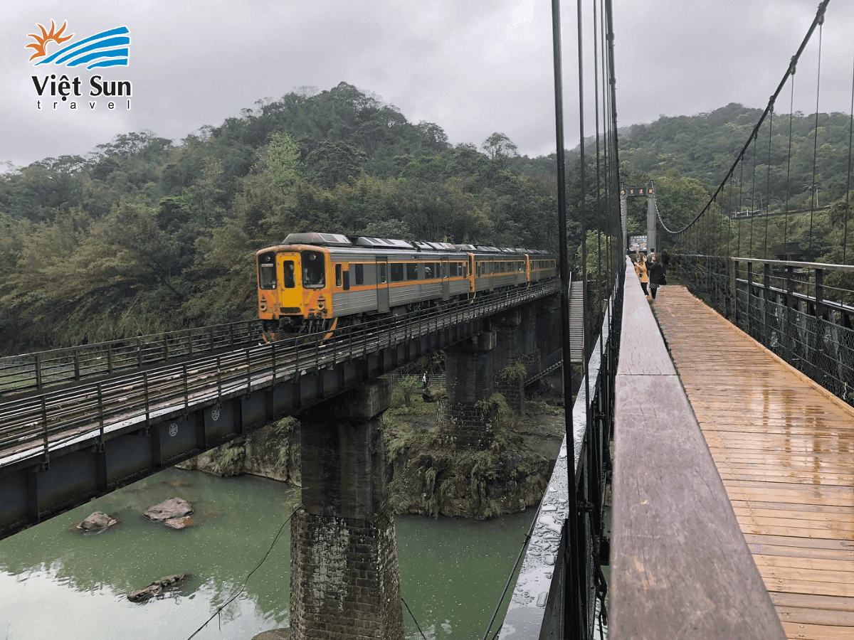 Cầu treo Jing’an và đường tàu cổ – khung cảnh hoài niệm.