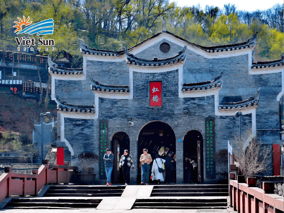 Chạm vào thời gian tại cổng thành Đông Môn – nơi bức tường rêu phong kể chuyện ngàn năm