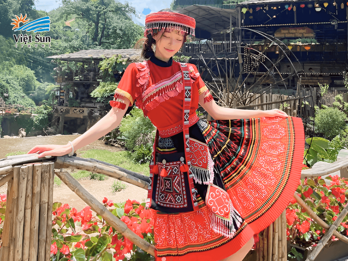 Check-in cùng trang phục dân tộc H’Mông tại Cầu treo Cát Cát