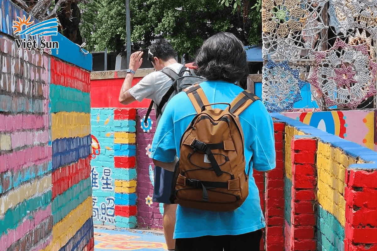 Check-in làng Cầu Vồng màu đông – Góc sống ảo rực rỡ bậc nhất Đài Loan.