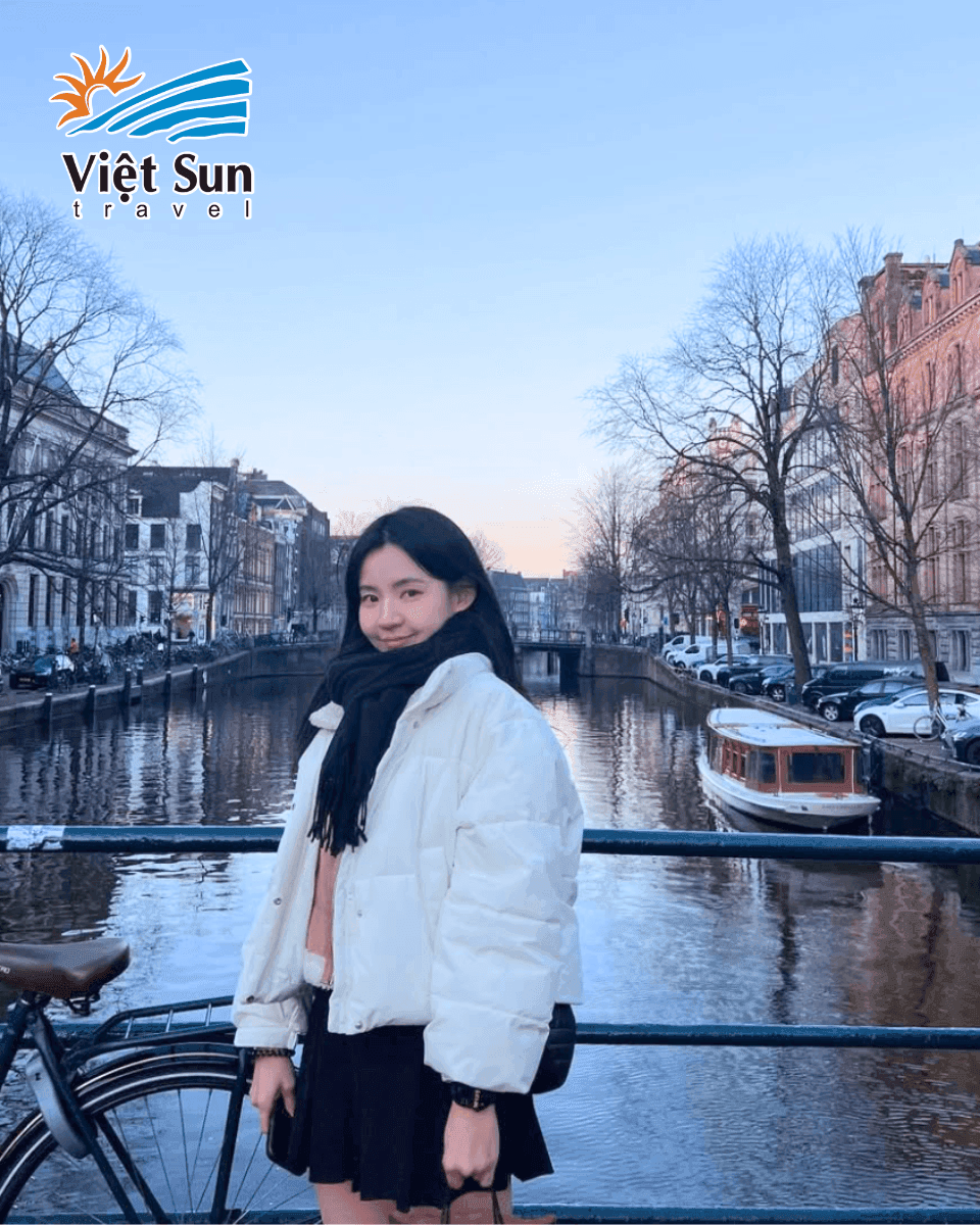 Check in thủ đô Amsterdam khi du lịch Châu Âu.png