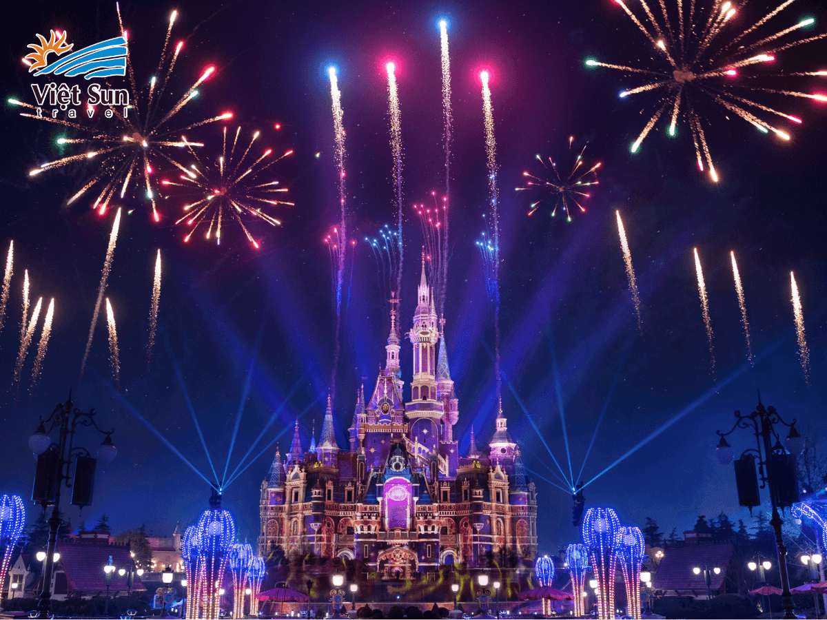 Chiêm ngưỡng màn trình diễn ánh sáng và pháo hoa nổi tiếng