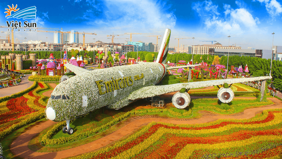 Chiêm ngưỡng máy bay Emirates A380 phủ đầy hoa tươi (Nguồn ảnh_ Sưu tầm) Viet Sun Travel