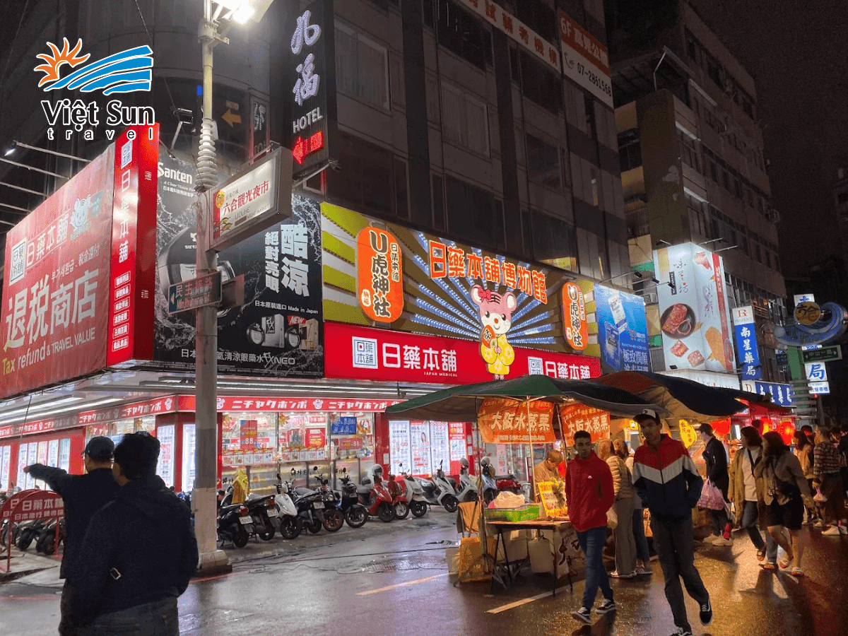 Chợ đêm Lục Hợp lung linh về đêm với dòng người tấp nập.