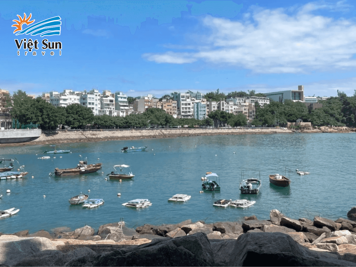 Chọn thời điểm lý tưởng để tận hưởng Vịnh Nước Cạn với nắng vàng, biển xanh