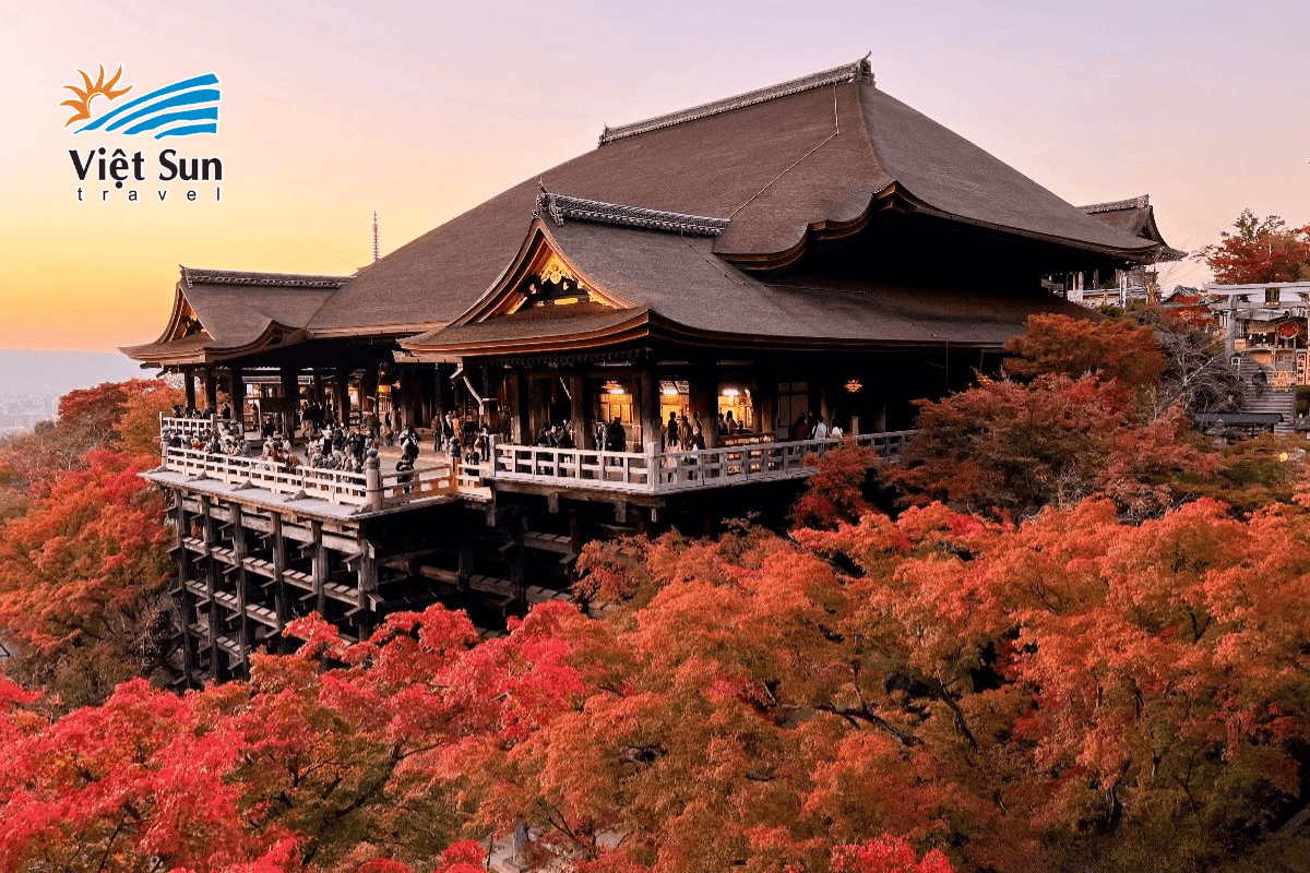 Chùa Kiyomizu-dera với khung cảnh mùa thu tuyệt đẹp.