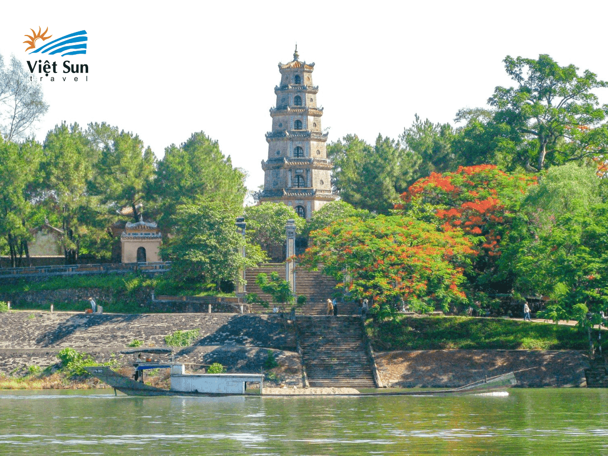 Chùa Thiên Mụ thanh tịnh bên dòng sông Hương