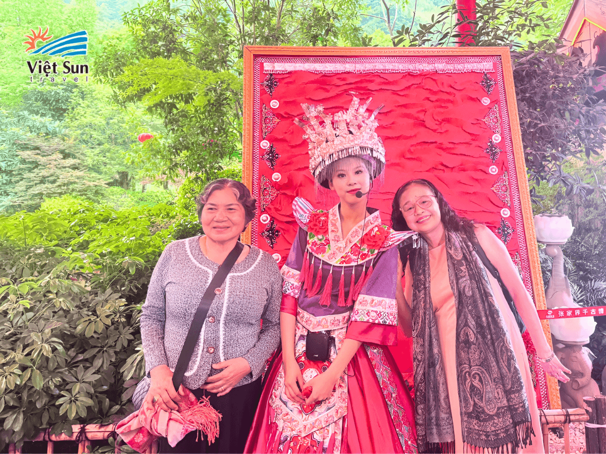 Chụp ảnh cùng người Miêu tại Phượng Hoàng Cổ Trấn