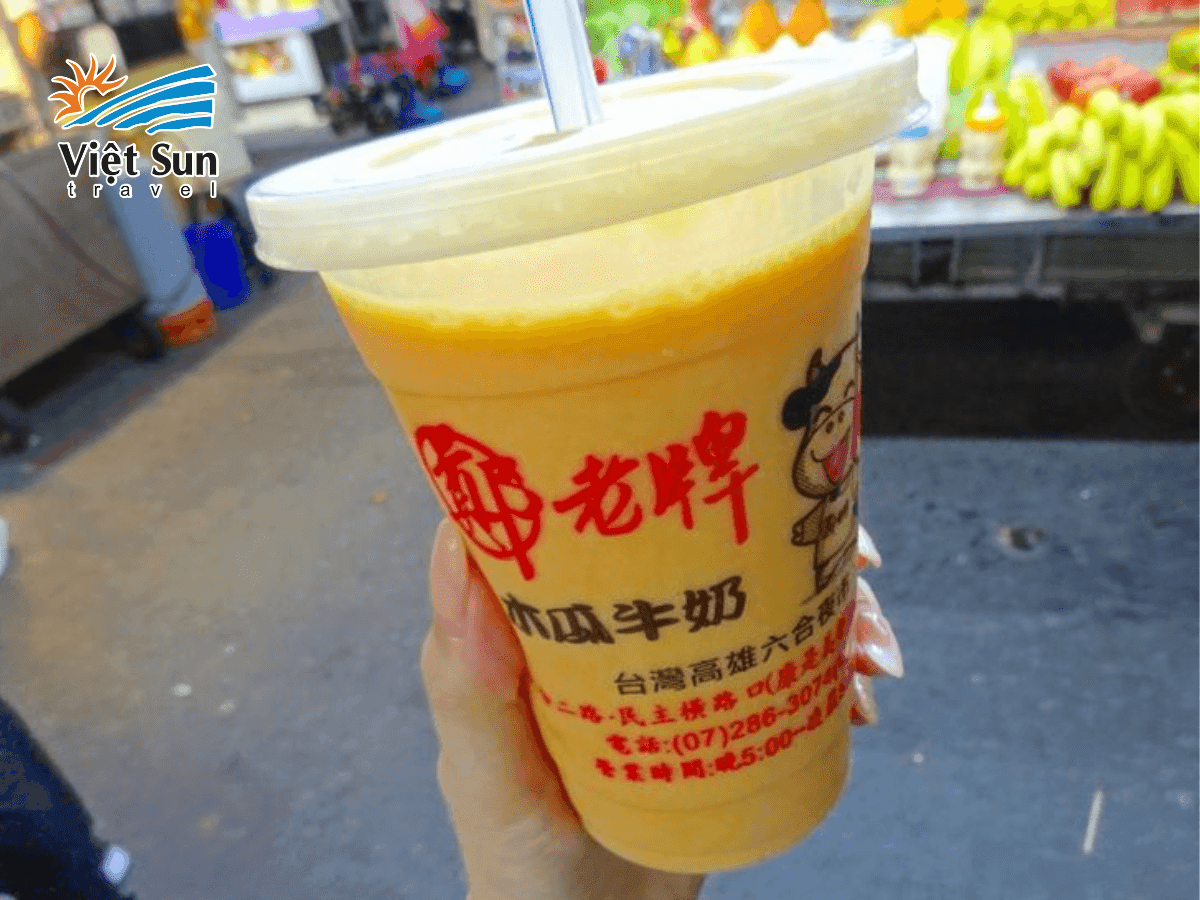 Cốc trà sữa trân châu Đài Loan béo ngậy tại chợ đêm.