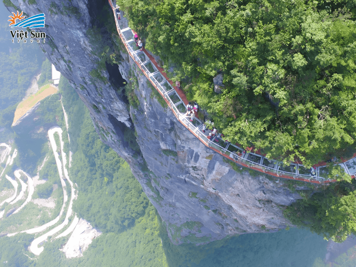 Con đường đi bộ bằng kính men theo vách núi Sạn Đạo Kính